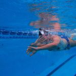 MEGLIO FAR NUOTO IN PISCINA ANCHE COL MARE VICINO