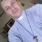 LA STORIA / ORA DI RELIGIONE, IN CLASSE CASINO ORGANIZZATO. IL PROF. FINISCE AL PRONTO SOCCORSO PER LO ‘STATO DI AGITAZIONE’, CON LA PRESSIONE ALTA, POI SU FACEBOOK ACCUSA I GENITORI DEI RAGAZZI