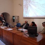 IL CONVEGNO DI QUESTA MATTINA ALL’ ASL DI LECCE CAMBIA LE PROSPETTIVE DELLA RICERCA SULL’ INSORGENZA DEI TUMORI: PIU’ CHE GLI STILI DI VITA SUCCESSIVI, CONTANO LE ESPOSIZIONI AMBIENTALI NEI NOVE MESI NEL GREMBO MATERNO, E DURANTE I PRIMI TRE ANNI DI VITA. PROBLEMATICI NEL SALENTO, ESPOSTO AI VELENI DI ILVA, CERANO, DISCARICHE, DISCARICHE ABISIVE E PESTICIDI