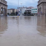 COME UN URAGANO TROPICALE, IL MALTEMPO SI ABBATTE SU LIVORNO. ALMENO CINQUE I MORTI. L’ INTERA ZONA ISOLATA, MA E’ GIA’ PARTITA LA CORSA DEI VOLONTARI PER AIUTARE A RIALZARSI UNA CITTA’ IN GINOCCHIO