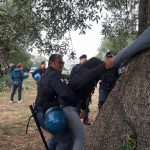 CANTIERE TAP A MELENDUGNO, C’E’ CHI DICE NO…LA FOTO SIMBOLO DI QUESTE NUOVE, ALTRE GIORNATE DI PROTESTA E DI TENSIONE CONTRO IL GASDOTTO