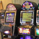 PERDE ALLE SLOT MACHINE E SI VENDICA DISTRUGGENDOLE A MARTELLATE. DENUNCIATO UN UOMO DI TAVIANO