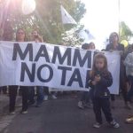 “Tanto NON la fanno”, E IL COMITATO NO TAP RITORNA IN PIAZZA E PORTA IN CORTEO ANCHE MAMME E BAMBINI. GRANDE MANIFESTAZIONE QUESTA MATTINA A MELENDUGNO – reportage fotografico