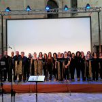 IL CORO GOSPEL DELLA MAESTRA FRANCESCA ZACHEO CANTA LA MUSICA ‘PIU’ VICINA A DIO’