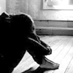 RIMANE SOLO IN CASA CON LA FIGLIA MINORENNE DELLA CONVIVENTE E TENTA APPROCCI SESSUALI: ARRESTATO