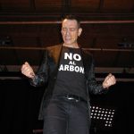 “I responsabili del degrado del Sud, sono i politici espressione del Sud”. NANDU POPU MATTATORE NELLO SPETTACOLO TEATRALE ANDATO IN SCENA CON SUCCESSO AD ARADEO, DAL ROMANZO ‘SALENTO FUOCO E FUMO’. PER I TANTI ‘MATTIA’ SONO ANCORA QUA “Le radici ca tieni” ?