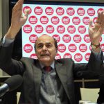 POLITICHE 2018 / BERSANI VA A VOTARE CON LA FERRARI…LA MOGLIE, POI SMACCHIA PURE IL TAGLIANDINO