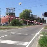 RIMANE CON L’ AUTO INCASTRATA AL PASSAGGIO A LIVELLO, POI, INVECE DI RINGRAZIARE I CARABINIERI CHE EVITANO L’ IMPATTO COL TRENO, LI PIGLIA A MALE PAROLE