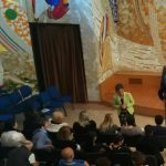 ANNA LEO CON LE SUE POESIE FRA I RAGAZZI E LE RAGAZZE DELLA COMUNITA’ EMMANUEL DI LECCE