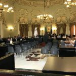 IL PENSIERO UNICO DI PALAZZO CARAFA SULL’ AFFAIRE XYLELLA. IL CONSIGLIO COMUNALE STRAORDINARIO ALLARGATO NON SI E’ ALLARGATO DI MOLTO, E DI STRAORDINARIO HA AVUTO SOLAMENTE DOTTI MEDICI E SAPIENTI AUTOREFERENZIALI E SENZA CONTRADDITTORIO