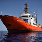 AQUARIUS / LA NAVE DELLO SCANDALO ANDRA’ IN SPAGNA. COSI’ ORA LA LEGA CORRE IN AVANTI A GONFIE VELE. IL M5S APRE UN’ ALTRA FALLA. IL PD NEMMENO GALLEGGIA PIU’. INTANTO IN ITALIA CI SI INSULTA FEROCEMENTE: SON TORNATE LA DESTRA E LA SINISTRA. PURTROPPO
