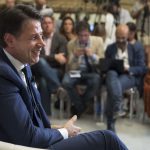 GIUSEPPE CONTE A TUTTO CAMPO, MA IN REPLICA. NELLA TRADIZIONALE CONFERENZA STAMPA DI FERRAGOSTO, PRESENTA LA MANOVRA D’ AUTUNNO, MA INTANTO VANNO IN VACANZA PURE LE DECISIONI SULLE QUESTIONI PIU’ SPINOSE CUI E’ CHIAMATO IL SUO GOVERNO