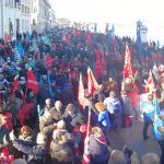 INCREDIBILE: LA SEDE DELLA REGIONE ASSEDIATA, IL PRESIDENTE-ASSESSORE INADEMPIENTE-INCAPACE CIRCONDATO. MA NON SI DIMETTE, E RESISTE, NEL SUO PALAZZO D’INVERNO. MA LA MANIFESTAZIONE DI OGGI DEI SINDACATI LASCIA IL SEGNO: LE FOTO, RADIOGRAFIA DI UNA FRATTURA CON I CITTADINI ORAMAI INSANABILE