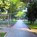 PICCHIATO E DERUBATO AI GIARDINI PUBBLICI