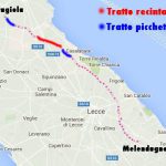TAP/SNAM PRONTI AD ESPIANTARE MIGLIAIA DI ALTRI ULIVI, LI HANNO GIA’ ‘ETICHETTATI’ PER LA DEPORTAZIONE O LA CONDANNA A MORTE. COSI’, CON LA COMPLICITA’ DEI POLITICI LORO ASSISTENTI, STANNO PER STRAVOLGERE ALTRI 55 CHILOMETRI DI TERRITORIO