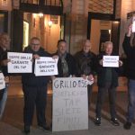 LECCE CELEBRA IL PRIMO ‘VAFFA NIGHT’. CONTRO BEPPE GRILLO. PESANTE CONTESTAZIONE AL ‘GARANTE’ PRIMA DEL SUO SPETTACOLO TEATRALE. IN PIU’ DI CENTO ‘INDIGNATI’ E ‘DELUSI’, PER USARE DUE EUFEMISMI, DAVANTI AL POLITEAMA GLI URLANO RABBIA E SCONCERTO