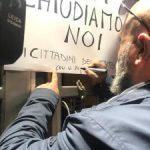 TAMBURI DI GUERRA. I CITTADINI ESASPERATI ATTUANO UNA CLAMOROSA AZIONE SIMBOLICA CONTRO IL MOSTRO