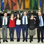 MA SI’, LO SAPEVAMO, DA UN ANNO PURE LORO TENGONO LA XYLELLA AN CAPU. PERO’ IN PIU’, DOPO AVER ESSERE ANDATI A SCUOLA CHISSA’ DA CHI, CHE LI HA FATTI ERUDITI, ADESSO HANNO PURE IMPARATO A PARLARE BENE: “trattamenti”, “innesti” DI SPECIE “cultivar resistenti”, “misure fitosanitarie”…E QUINDI SI FANNO I FIGHISSIMI