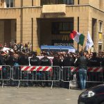 PIAZZA SANT’ORONZO QUESTA MATTINA DIVISA IN CURVA NORD E CURVA SUD PER LA MANIFESTAZIONE LEGHISTA, DA UN LATO, E LA CONTESTAZIONE DALL’ALTRO. MATTEO SALVINI BREVE, CIRCONCISO E LACUNOSO, PARLA DIECI MINUTI, POI STA PER PIU’ DI MEZZ’ORA A FARE SELFIE