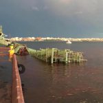 AL LAVORO SU UNA GRU A QUARANTA METRI DI ALTEZZA CON VENTO FORTE E ALLERTA METEO, OPERAIO ILVA MUORE SCARAVENTATO NEL MARE ROSSO DI POLVERI MICIDIALI. I SINDACATI PROCLAMANO LO SCIOPERO GENERALE AD OLTRANZA: “la fabbrica è da chiudere, è chiusa da oggi”