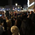 COME PUO’ UNO SCOGLIO ARGINARE IL MARE? MA LE SARDINE – PER LA PRIMA VOLTA IN PIAZZA A LECCE – SI INFRANGONO CONTRO UNA BARRIERA DI RETORICA