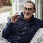 IL POSTINO SI INCAZZA E BUSSA DUE VOLTE A CASA SARRI