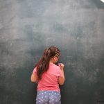 LA RIFLESSIONE / UN MILIONE DI BAMBINI  IN POVERTA’ ASSOLUTA, UN ALTRO MILIONE IN POVERTA’ RELATIVA. SERI RISCHI DI EMARGINAZIONE, IL PERICOLO DELL’EDUCAZIONE NEGATA. NON NEL TERZO MONDO, NO, QUI, ORA, NELL’ITALIA AI TEMPI DEL CORONAVIRUS. ANDRA’ TUTTO BENE? LA DOCUMENTAZIONE DI SAVE THE CHILDREN