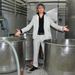 SE UN ATTORE FINISCE COL FARE LE MOZZARELLE PER MESTIERE. LO SPETTACOLO TEATRALE “Andrea Fortis” DI ALDO AUGIERI IN SCENA A LECCE IL 17 E IL 18