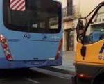 DISAGI NEL CALDO PER UN BUS IN PANNE