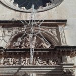 UN’INSTALLAZIONE DI LUMINARIE NATALIZIE QUANTO MAI IMPROVVIDA: MINACCIATA LA CHIESA MADRE DI VEGLIE