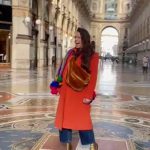 “Voglia di stringersi e poi…” SYRIA FA LA PRESTAZIONE IN GALLERIA A MILANO, INTERPRETA LA VOGLIA DI LIBERTA’ NEGATA, PIU’ CHE UNA CANZONE, POI SCAPPA PRIMA CHE ARRIVINO I VIGILI. ESULTA IL POPOLO DI INTERNET