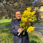 SILVIO CON LE MIMOSE SCATENA IL POPOLO DI INTERNET