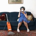 LA FEMMINILITA’ SVILITA NELLA QUOTIDIANITA’ CASALINGA. ECCO LE REGOLE (PER LE DONNE) DELLA VECCHIA E SAGGIA ZIA PER SALVARE MATRIMONI E CONVIVENZE