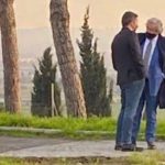 OO7 RENZI OPERAZIONE POLEMICA. MA IL LEADER DI ITALIA VIVA SBAGLIA TEMPI E MODI, E PURE LA FOTO