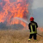 TOH, IDENTIFICATO UN PIROMANE! A  STERNATIA VISTO ALL’OPERA DAI VIGILI DEL FUOCO, FERMATO DAI CARABINIERI CON UN BRUCIATORE ANCORA IN MANO