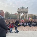 “Mio zio sarebbe stato orgoglioso di me”. A MILANO QUESTO POMERIGGIO, DAVANTI A MIGLIAIA DI PERSONE SOTTO  LA PIOGGIA INSISTENTE, ROBERT KENNEDY JUNIOR RILANCIA LA PROTESTA CONTRO IL GREEN PASS