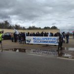 PARTECIPATA MANIFESTAZIONE DI PROTESTA CONTRO L’APERTURA DELLA DISCARICA DI CORIGLIANO D’OTRANTO, IL SALENTO …SCOMUNICA…EMILIANO E MARASCHIO