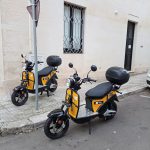 LECCE: MOTORETTE ELETTRICHE ABBANDONATE SUI MARCIAPIEDI DAI VANDALI, VENGONO SPOSTATE SOLO DOPO TRE GIORNI – galleria fotografica