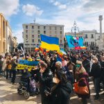 REPORTAGE / IL PRESIDIO PER LA PACE ORGANIZZATO QUESTA MATTINA A LECCE DA AMNESTY INTERNATIONAL, IN CENTINAIA SOTTO UN’UNICA BANDIERA – photogallery