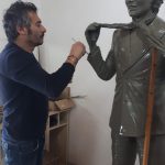 TORRE SQUILLACE, MARINA DI NARDO’, RICORDA IL ‘SUO’  LUCIO BATTISTI CON UNA STATUA