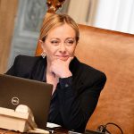 GIORGIA MELONI FA BUON VISO A CATTIVA SORTE E DECRETA LO STATO DI EMERGENZA PER GLI SBARCHI SULLE NOSTRE COSTE ORMAI FUORI CONTROLLO. POI AFFRONTA LA PROGRAMMAZIONE ECONOMICA. E PROMETTE MENO TASSE