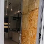 LECCE, SFONDANO CON UNO SCOOTER LA VETRINA DI UN’OTTICA