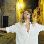 NO ALLA GUERRA. E LA CANTAUTRICE SALENTINA ESTER DEL POPOLO PORTA LA SUA CANZONE IN CONSIGLIO REGIONALE