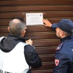 CATTIVI CLIENTI, CHIUSO BAR