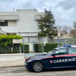 RUBA DALLA VICINA DI CASA, ARRESTATA