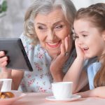 L’INTERVENTO / VI RACCONTO COME ORMAI NONNI E NIPOTI COMUNICHINO CON LO SMARTPHONE E VI SPIEGO PERCHE’ QUESTO FACCIA BENE AD ENTRAMBI