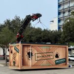 UNA GIGANTESCA ‘MISTERY BOX’ IN CENTRO A LECCE CATTURA L’ATTENZIONE DEI PASSANTI: LA SORPRENDENTE INIZIATIVA DI MALDARIZZI AUTOMOTIVE PER IL LANCIO DI SKODA ELROQ