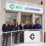 BCC LEVERANO SEMPRE PIÙ ALLA CONQUISTA DEL SALENTO. INAUGURATA STAMANI LA NUOVA FILIALE DI SUPERSANO. A LECCECRONACA.IT LE CONSIDERAZIONI DEL PRESIDENTE DELLA BANCA DI CREDITO COOPERATIVO, LORENZO ZECCA E DEL SINDACO DI SUPERSANO, BRUNO CORRADO.