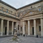BOTTIGLIE DI VETRO SUI PASSANTI E CALCI E PUGNI AI POLIZIOTTI: CONDANNATO