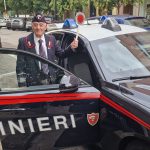 PER LA FESTA DEL SUO COMPLEANNO CENTENARIO, ORGANIZZATA A GALATINA DAI COLLEGHI, ANGELO GRECO RISALE SU UN’AUTO DEI CARABINIERI